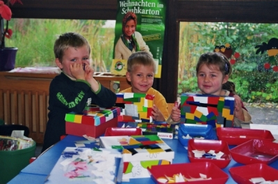 Kinder vom Kindergarten in Willsttt-Sand beim Pckchen packen