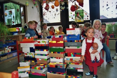 Kinder vom Kindergarten in Willsttt-Sand beim Pckchen packen