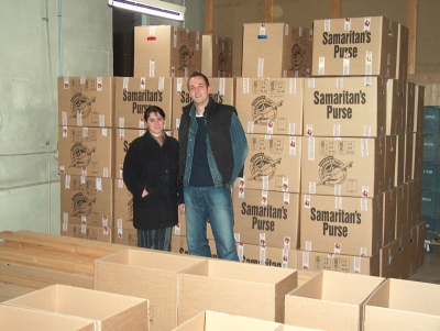 Sylvia und Torsten Mttler mit den fertigen Transportkartons